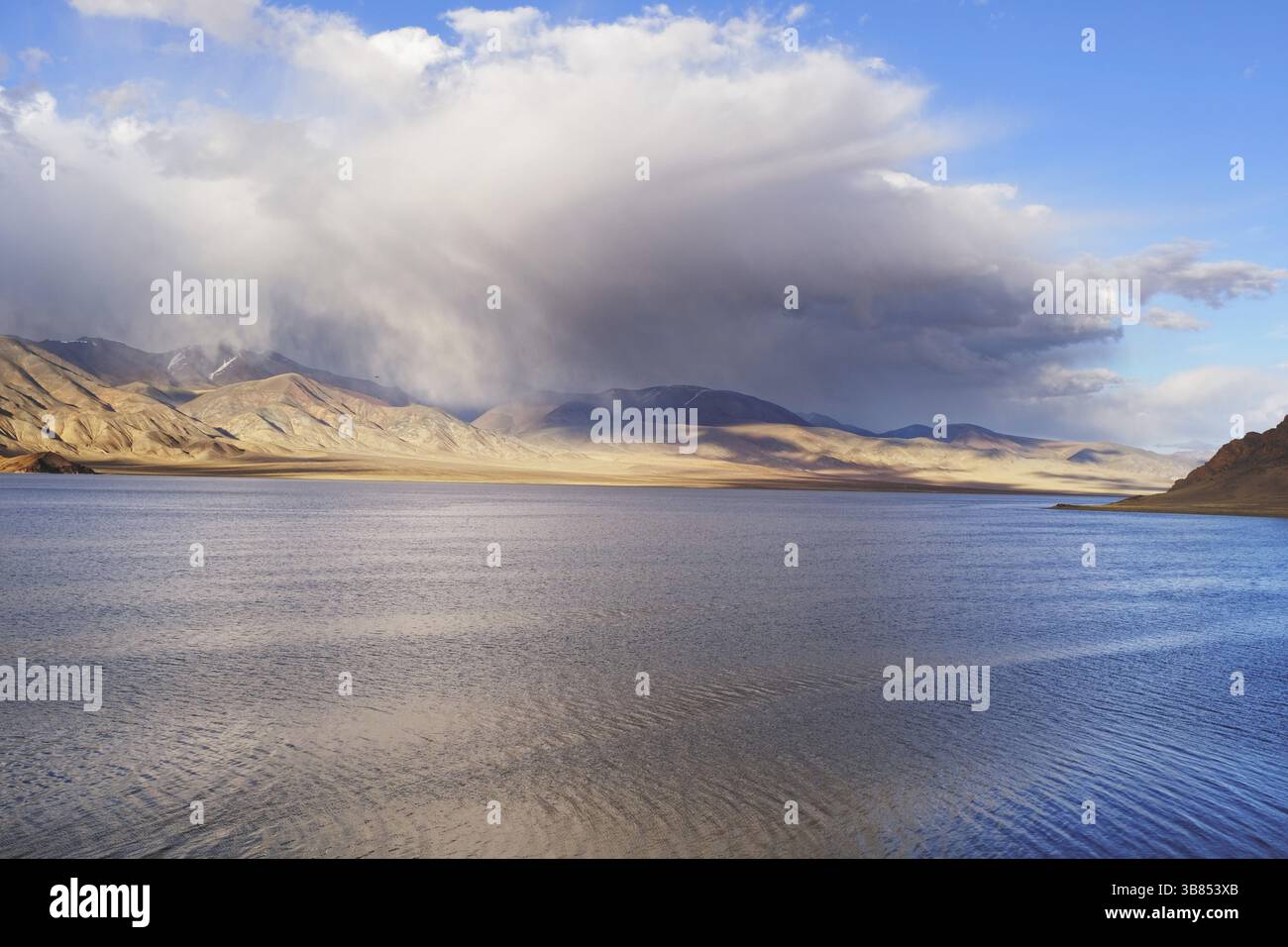 Der Abend spiegelt sich im Tolbo Nuur wider See Stockfoto