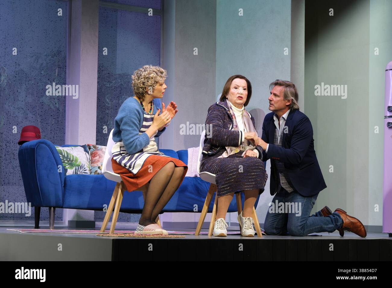 Anna Schäfer, Herma Koehn und Rene Steinke in der Komödie Kröten in Not, Fotoprobe in der Komödie Winterhuder Fährhaus, Hamburg 7,5.2025, eine chaotische Komödie über brandaktuelle Themen und den Mikrokosmos Familie, der trotz allem der schönste Ort der Welt ist *** Anna Schäfer, Herma Koehn und Rene Steinke in der Komödie Kröten in Not 2025, Fotoprobe bei der Komödie Winterhuder Fährhaus, 7. das trotz allem der schönste Ort der Welt ist Stockfoto