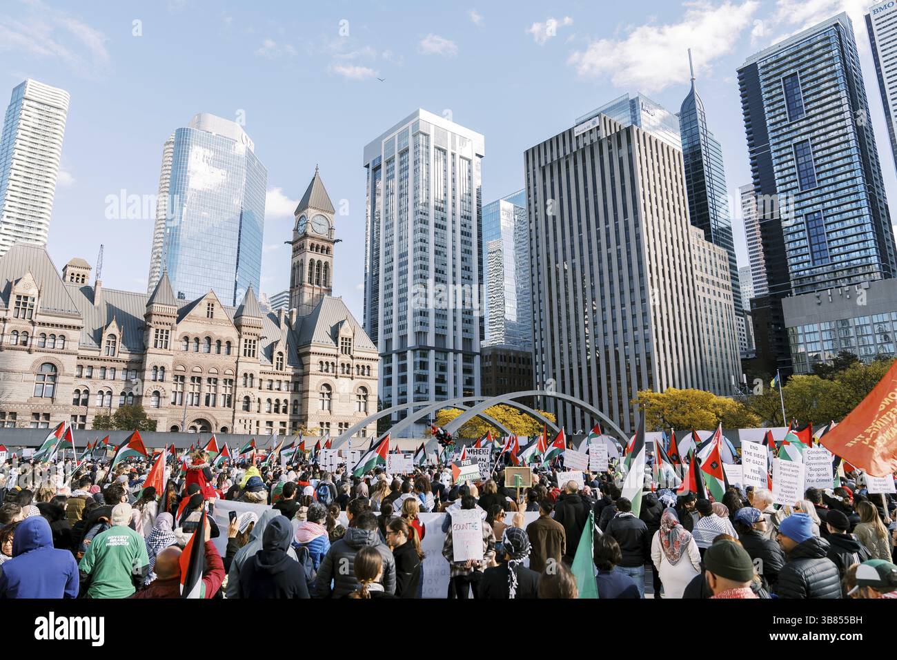 Toronto, Kanada - 28. Oktober 2023: Die palästinensische Diaspora in Toronto organisiert eine lautstarke Demonstration gegen den israelischen Gazastreifen. Stockfoto