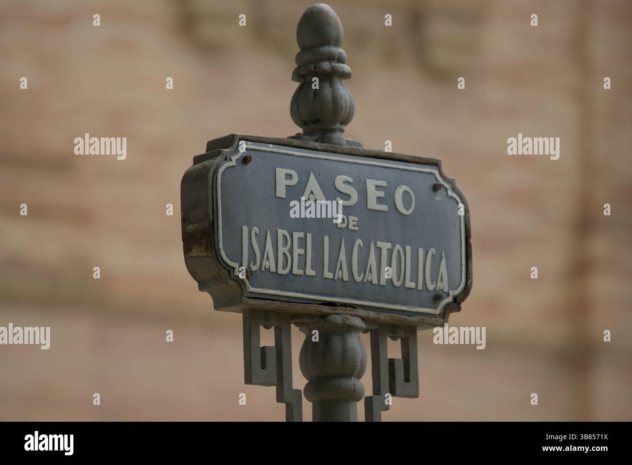 Historisches Straßenschild „Paseo de Isabel la Católica“ in Sevilla während der Feria de Sevilla 2025, das spanisches Erbe und Design widerspiegelt. Stockfoto
