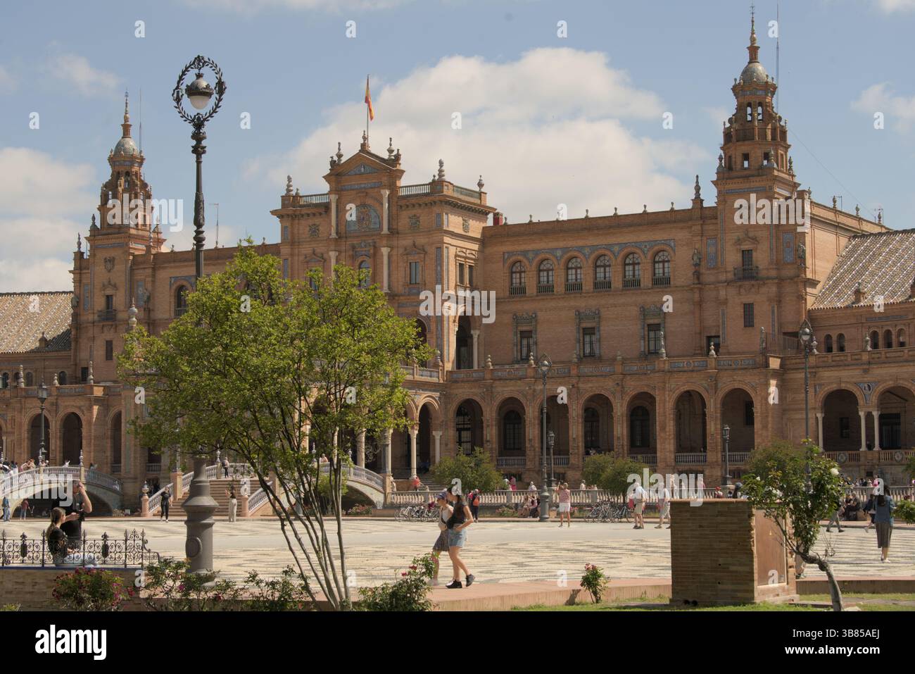 Plaza de España in Sevilla unter blauem Himmel während der Feria de Sevilla 2025 mit andalusischer Architektur und festlicher Atmosphäre. Stockfoto