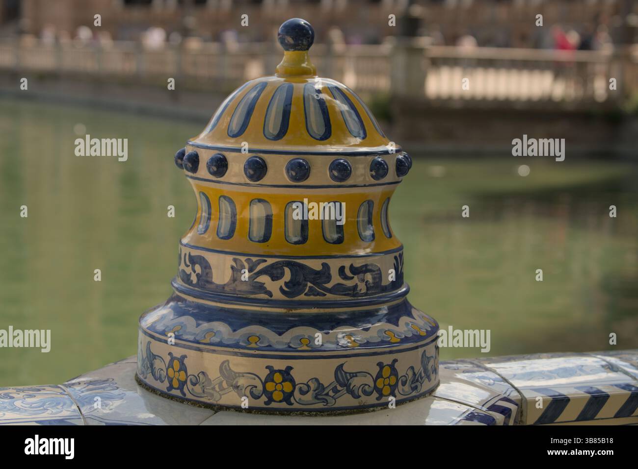 Farbenfrohe Keramikdetails auf der Plaza de España in Sevilla während der Feria de Sevilla 2025, die andalusische Handwerkskunst und Design zeigen. Stockfoto