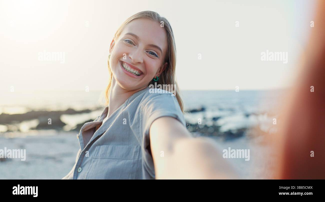Strand, Selfie und Frau mit Lächeln, Reise und Influencer mit Profilbild, aufgeregt und Meer. Glücklich, Person und Meer mit tropischer Insel Stockfoto