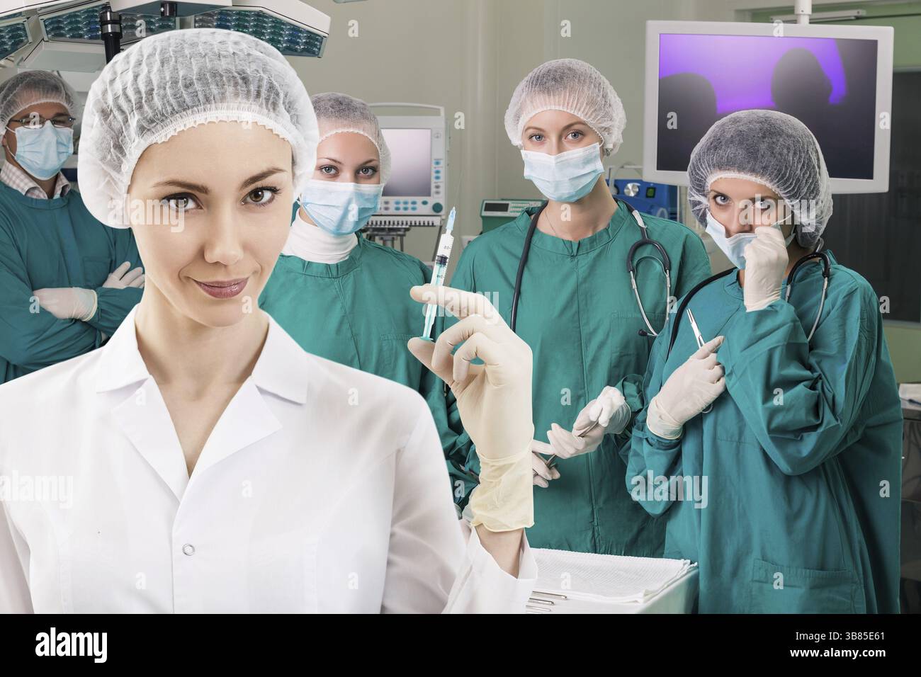 Junge weibliche Anästhesist mit Spritze auf die Chirurgie wimmeln Hintergrund Stockfoto