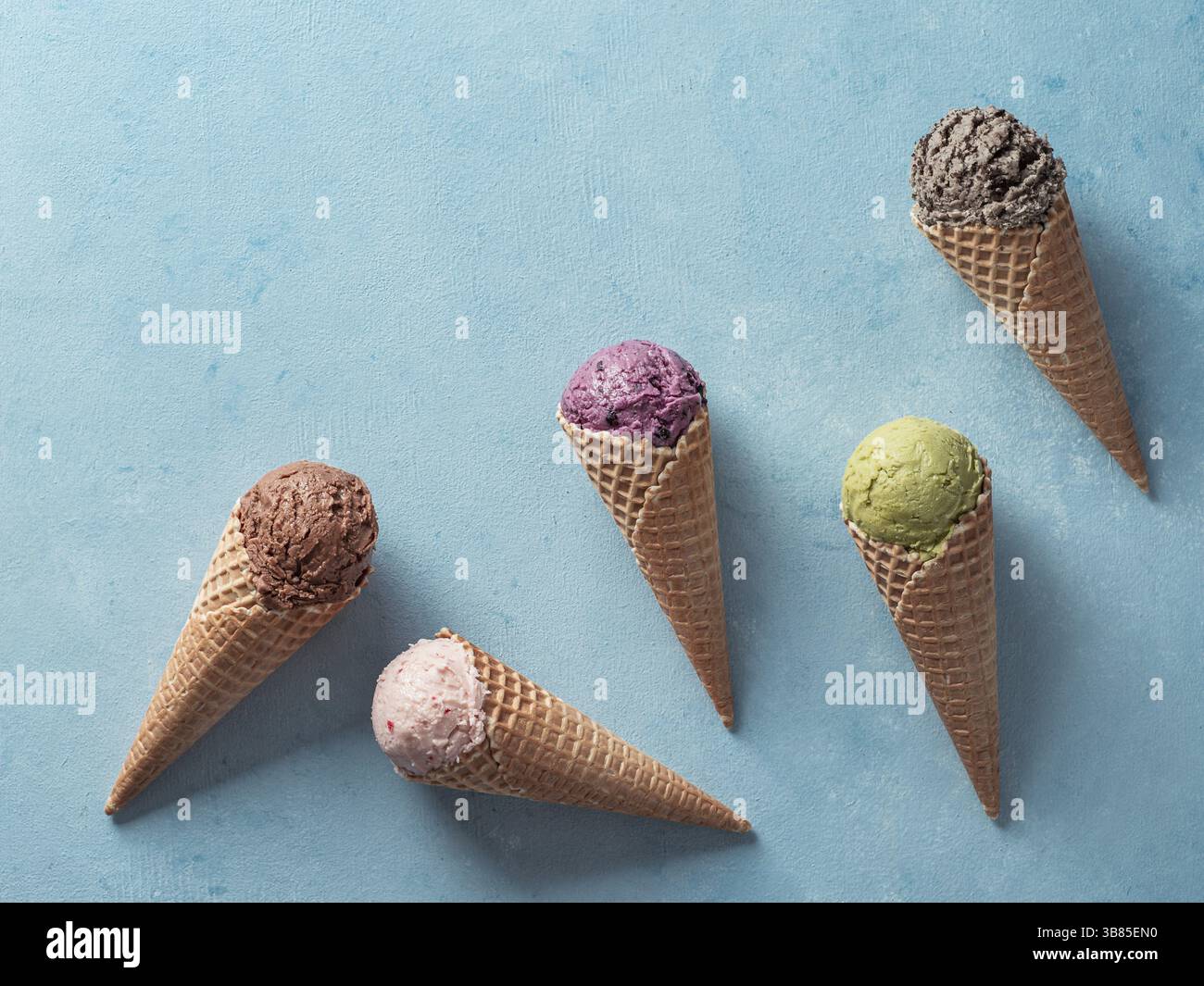 Verschiedene Eis Schaufeln in Kegel mit kopieren. Bunte Eis in der Waffel mit Schokolade, Erdbeere, Heidelbeere, Pistazien oder Matcha, Kekse chocola Stockfoto