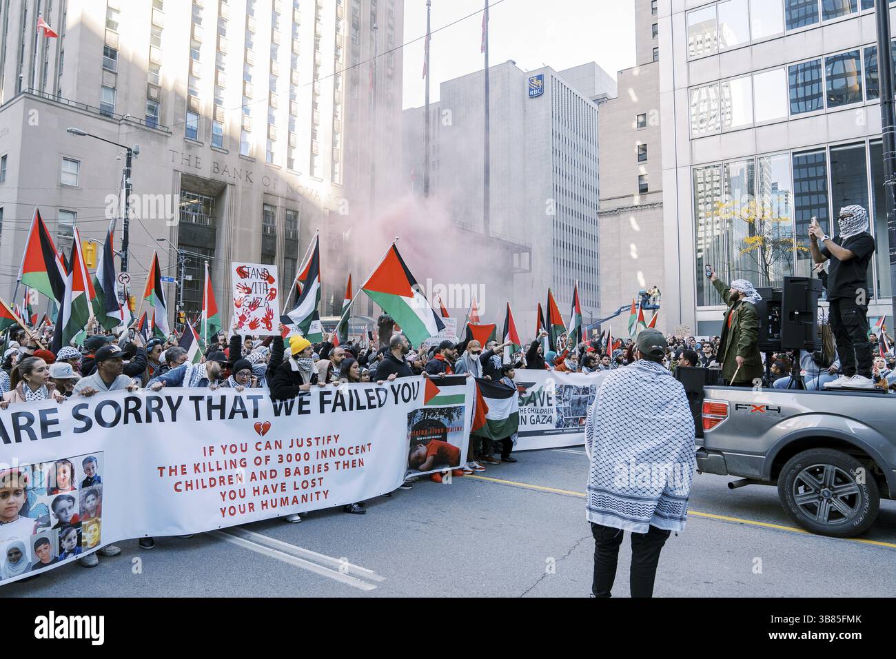 Toronto, Kanada - 28. Oktober 2023: Anti-Kriegs-marsch von Palästinensern in Toronto gegen Israels Aggression im Gazastreifen. Der friedliche Protest der Stadt gegen Isra Stockfoto