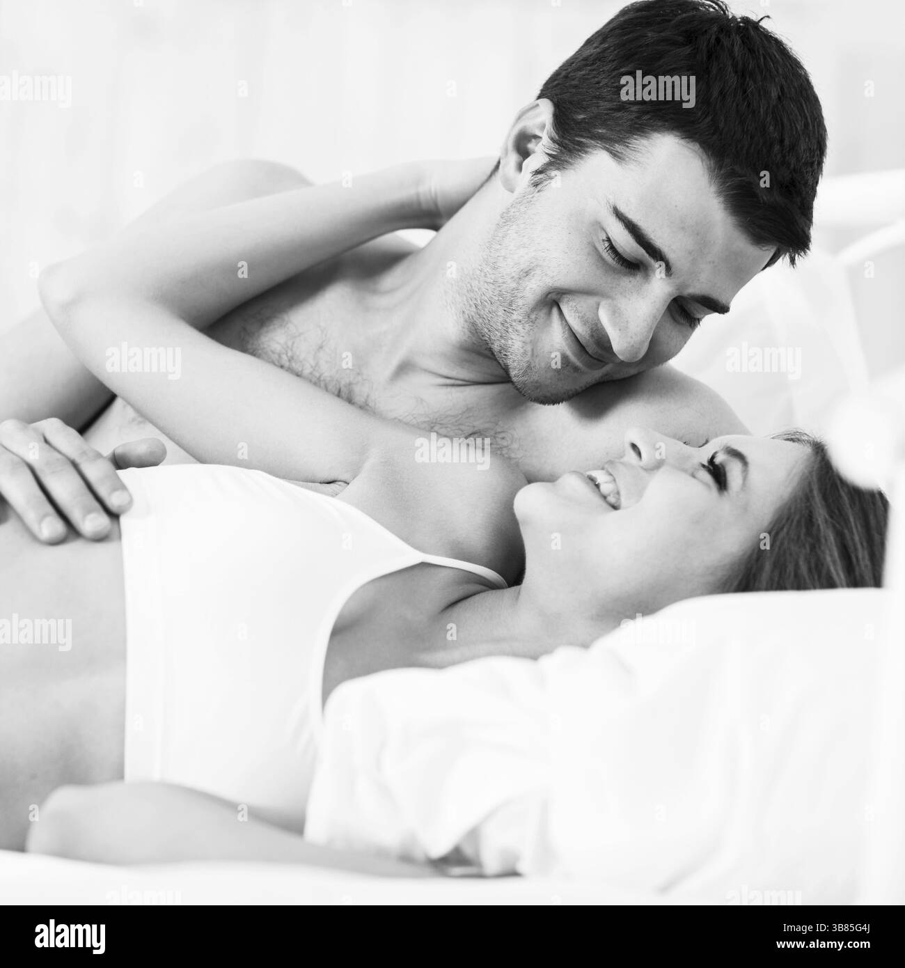 Pärchen im bett Schwarzweiß-Stockfotos und -bilder - Alamy, حجم الصورة 1300x1390