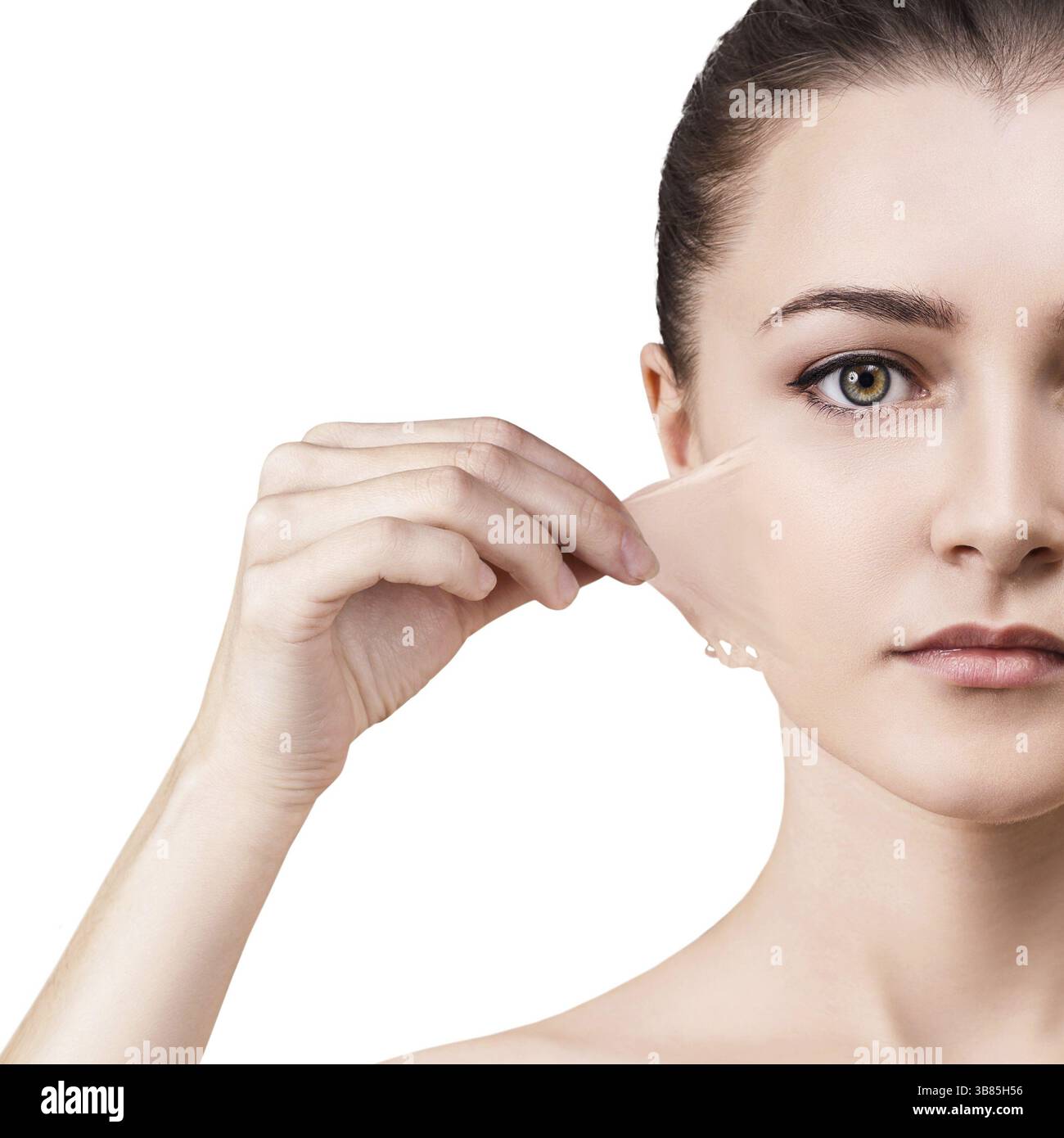 Schöne Frau entfernt ihre alte trockene Haut vom Gesicht. Über grauem Hintergrund Stockfoto
