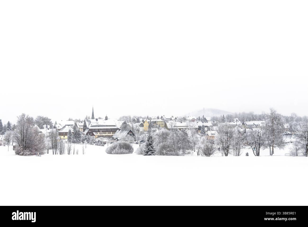 Landschaft der schneebedeckten Berge im Hochland bei Altenberg, Sachsen in Deutschland Stockfoto