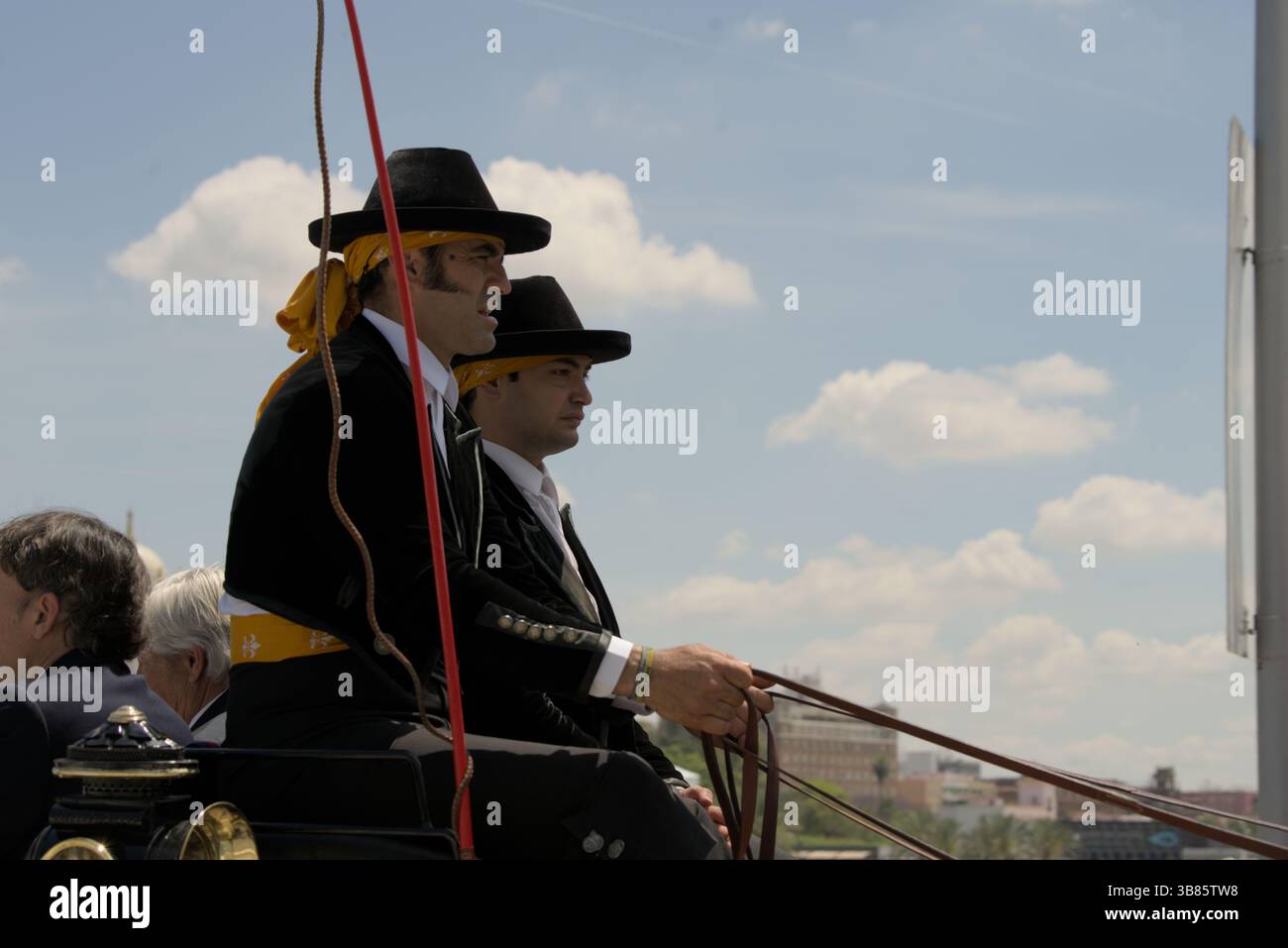 Andalusische Kutschfahrer in traditionellen Traje corto-Outfits während der Feria de Sevilla 2025, Sevilla, Andalucía, Spanien. Stockfoto
