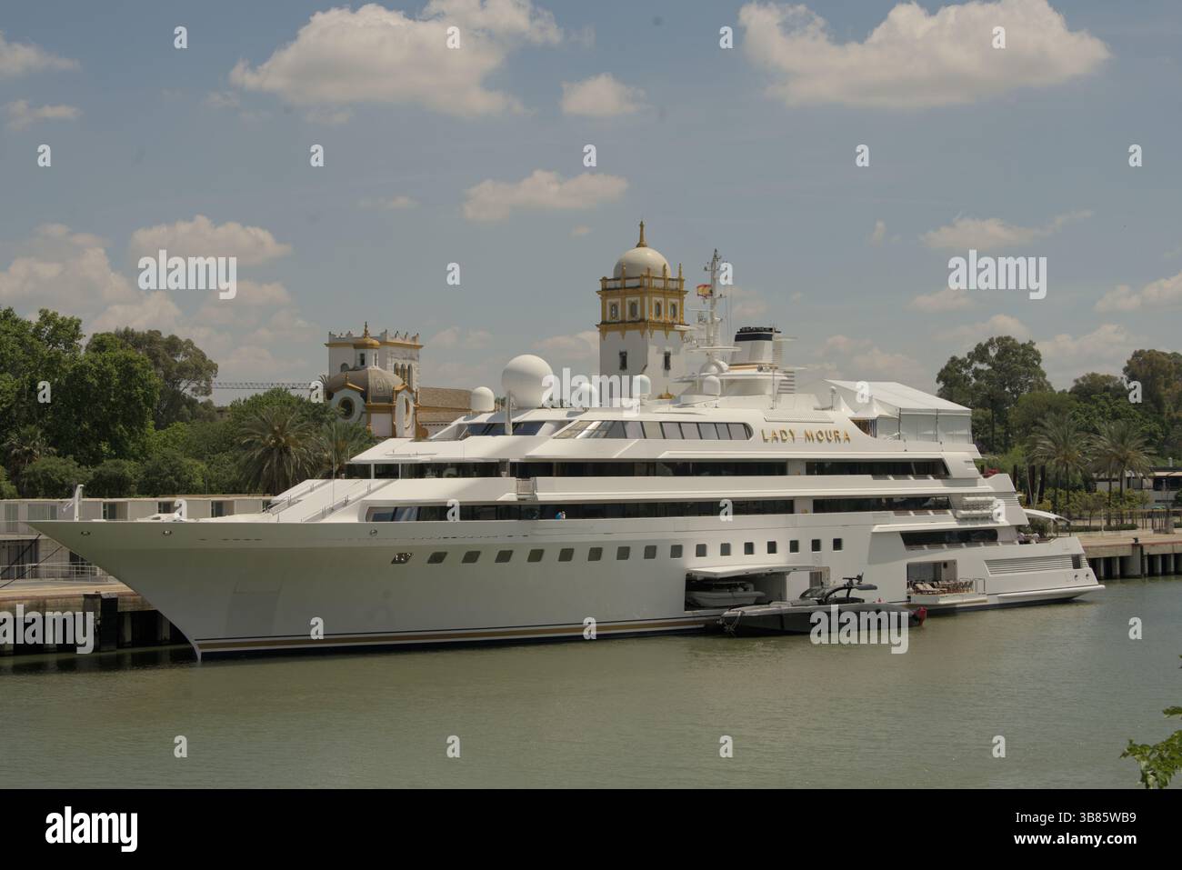 Luxusyacht am Guadalquivir in der Nähe der Feria de Sevilla 2025 in Sevilla, Andalucía, Spanien. Stockfoto