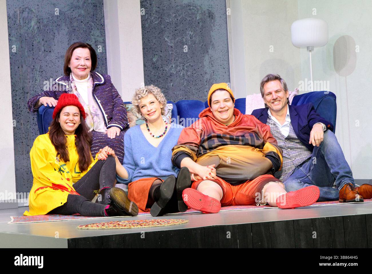 Nica Heru, Herma Koehn, Anna Schäfer, Cem Lukas Yeginer und Rene Steinke beim Fototermin am Rande der Probe zum Theaterstück „Kröten in Not“ am 7.05.2 Stockfoto