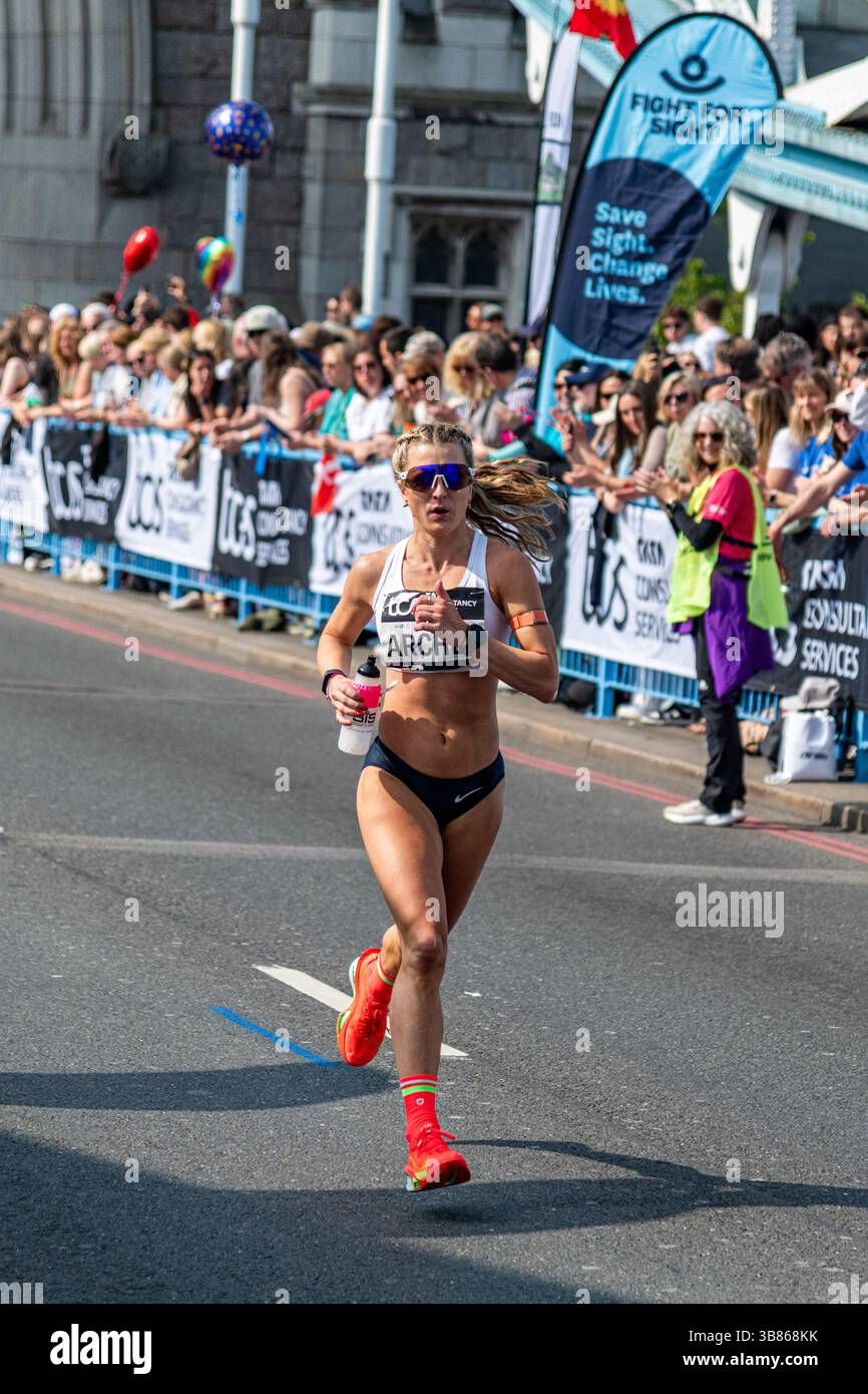 Die britische Spitzenläuferin Holly Archer lief beim London Marathon 2025 auf der Tower Bridge in Central London Stockfoto