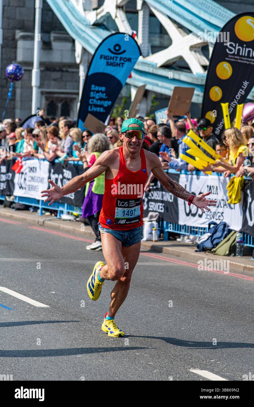 Läufer beim London Marathon 2025 auf der Tower Bridge in Central London, Großbritannien Stockfoto