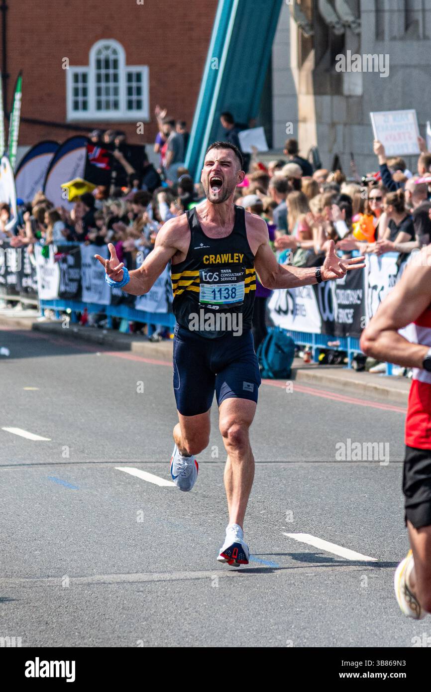 Läufer beim London Marathon 2025 auf der Tower Bridge in Central London, Großbritannien Stockfoto