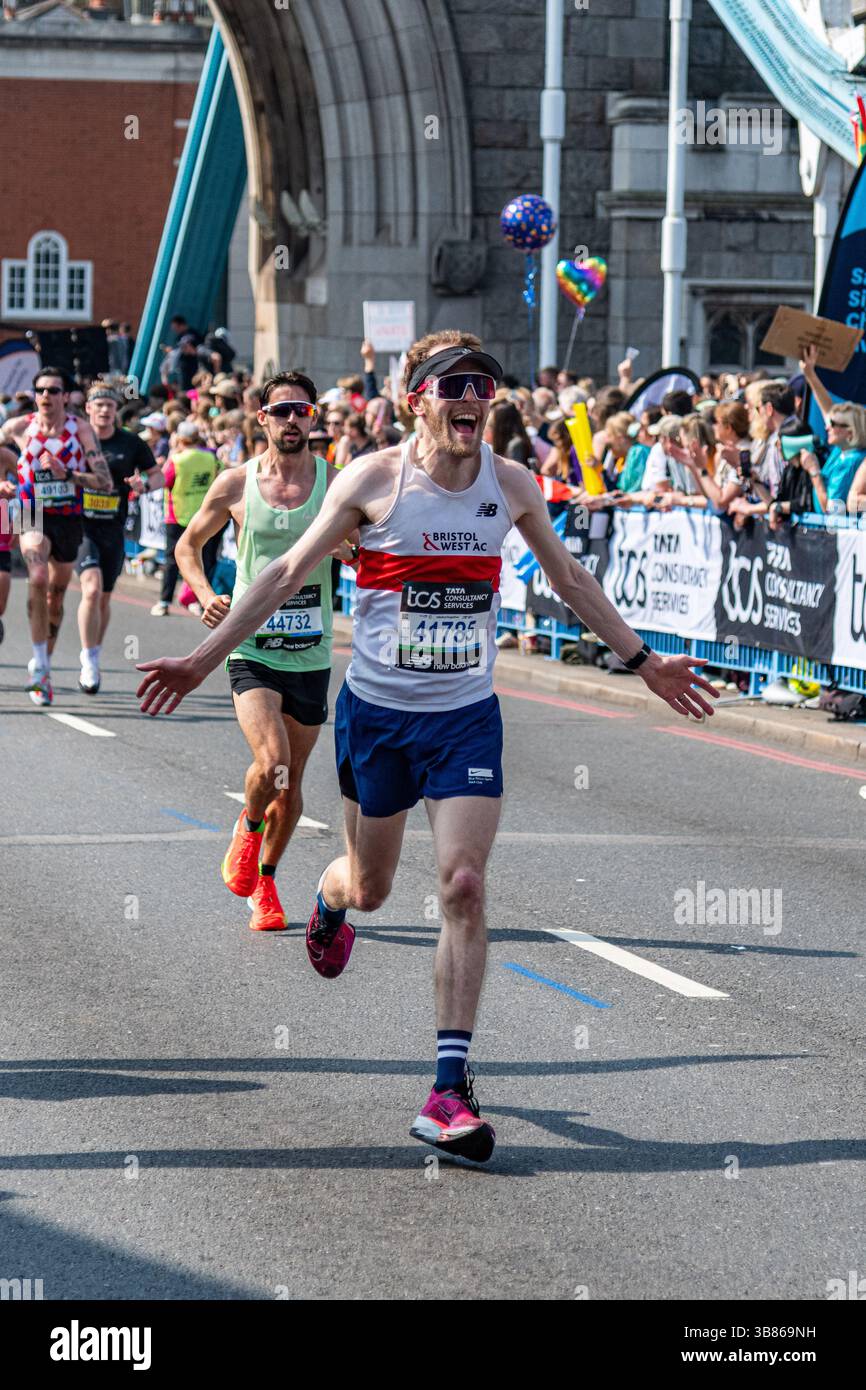 Läufer beim London Marathon 2025 auf der Tower Bridge in Central London, Großbritannien Stockfoto