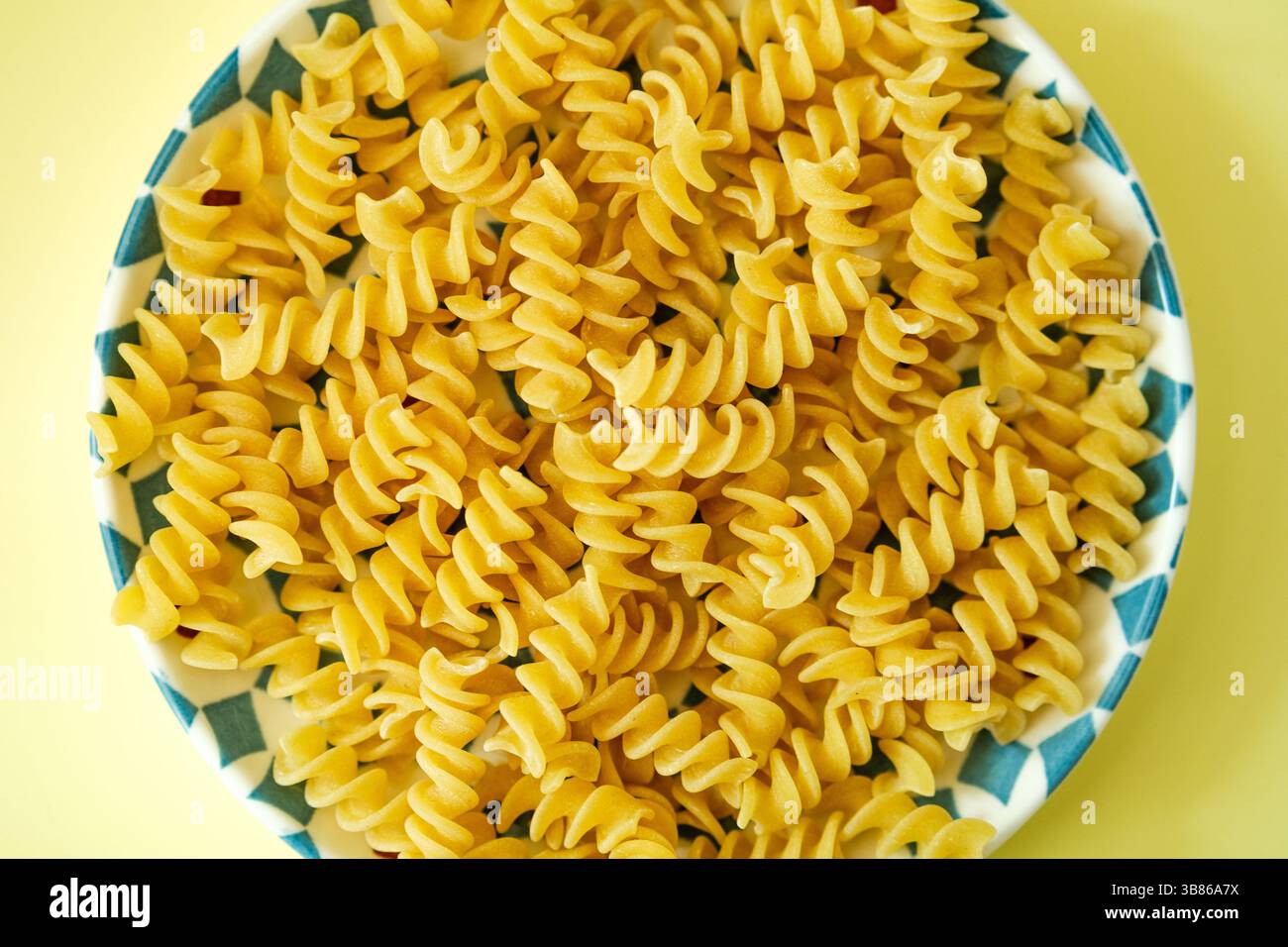London UK, 07. Mai 2025, italienische getrocknete Fusilli Pasta Food Staple Stockfoto