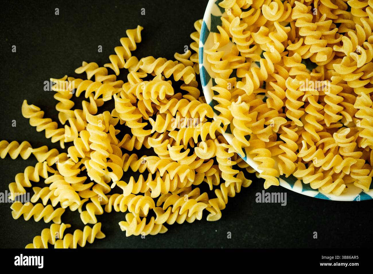London UK, 07. Mai 2025, italienische getrocknete Fusilli Pasta Food Staple Stockfoto London UK, 07. Mai 2025, italienische getrocknete Fusilli Pasta Food Staple Stockfoto