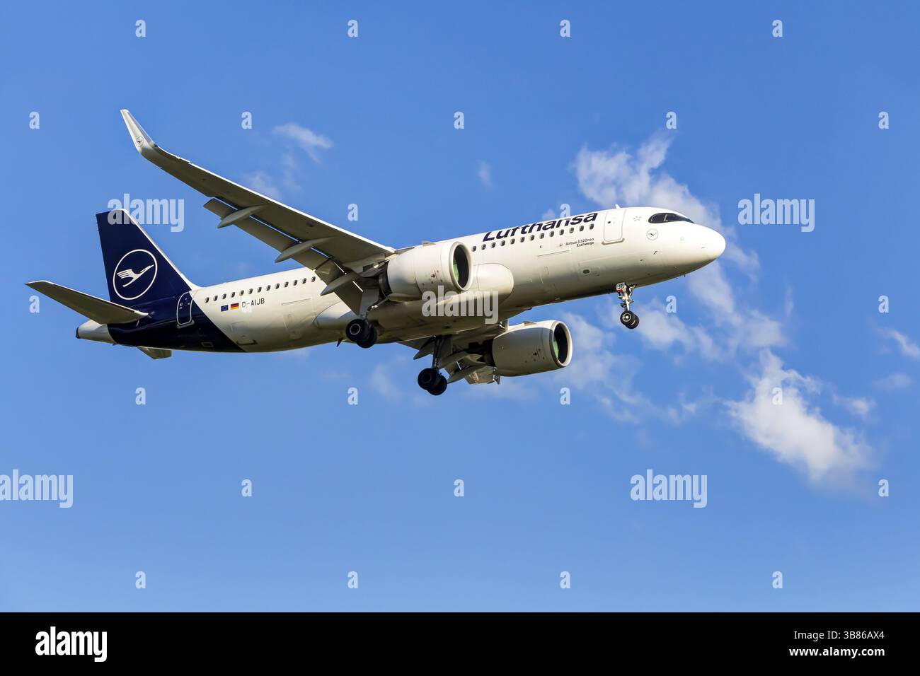 Lufthansa Airbus 320 NEO im Landeanflug auf den Flughafen Frankfurt am Main, Deutschland Stockfoto
