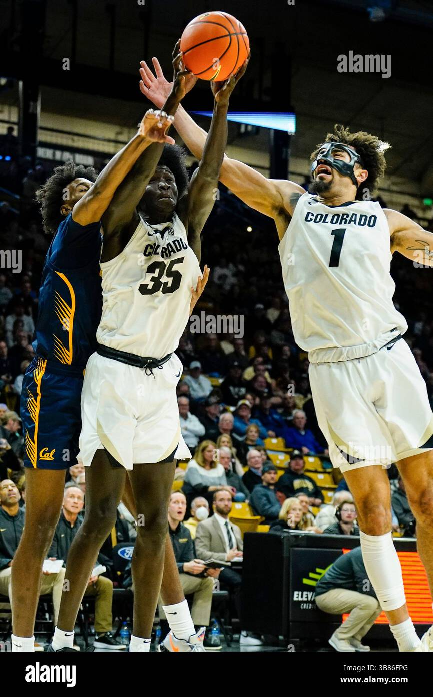 Am 28. Februar 2024 kämpfen J'Vonne Hadley (1) und Assane Diop (35) im Coors Events Center in Boulder, CO. Um einen Rebound im Basketballspiel der menÃ¢â‚¬â„¢zwischen Colorado und Cal. Derek Regensburger/CSM. (Bild: © Derek Regensburger/CSM via ZUMA Press Wire) Stockfoto