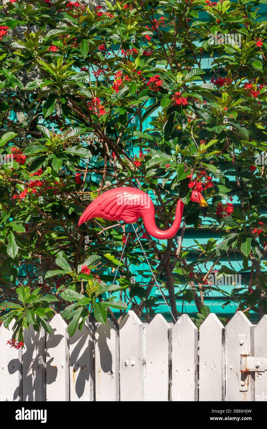 Pinkfarbene Statue mit Flamingo-Ornament in einem tropischen Garten im Hinterhof in Key West, Florida Stockfoto