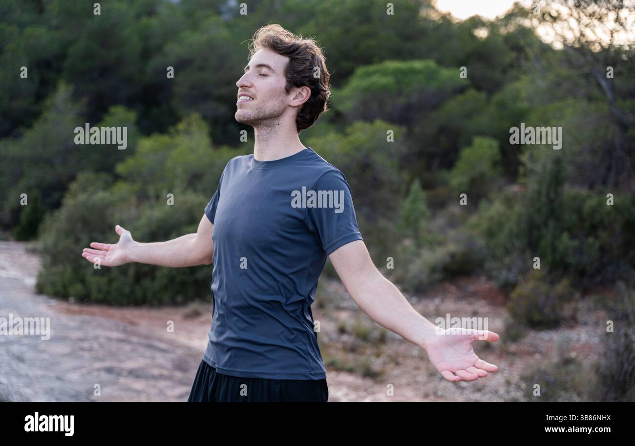 Attraktiver Mann, der draußen frische Luft atmet. Gesundheit und Wellness Stockfoto
