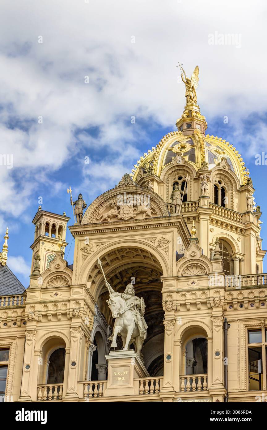 Das Schweriner Schloss im romantischen Stil der historischen Architektur befindet sich in Schwerin, Deutschland, Europa Stockfoto