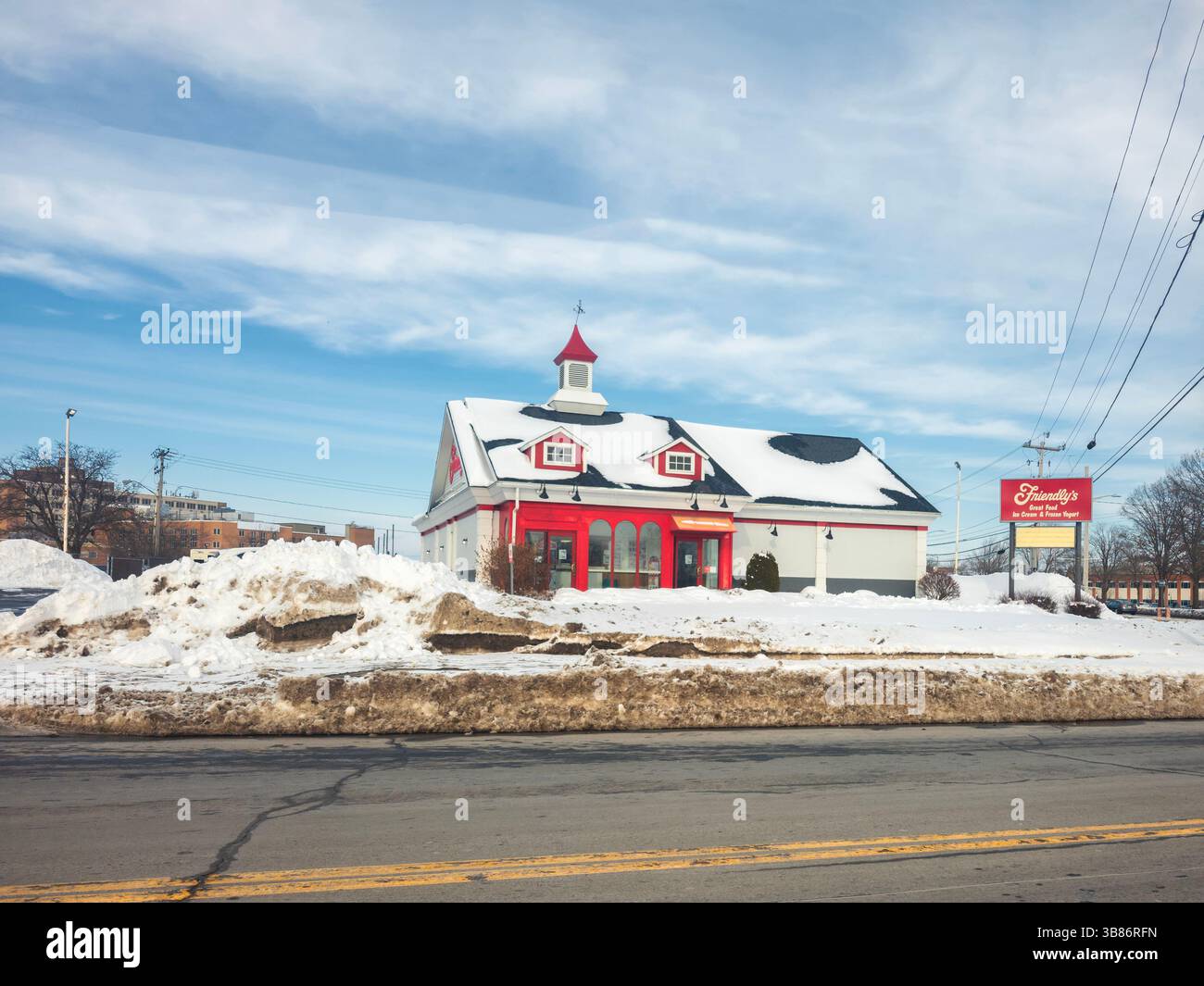 New Hartford, NY - 11. Februar 2025: View of Friendly's Rest., 1935 in Springfield, MA. Gegründet. Produziert Milchprodukte, Eis und gefrorene Desserts Stockfoto