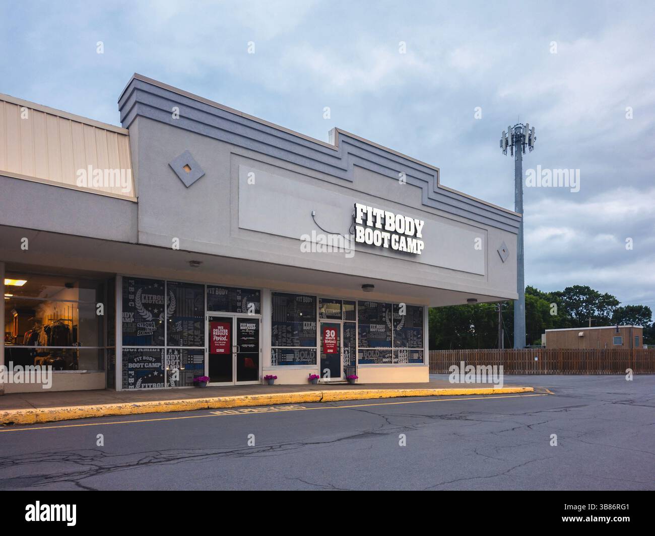 Whitesboro, NY – 10. Juni 2024: Nahaufnahme des Fit Body Boot Camp, einer Fitness-Franchise, die für ihre hochintensiven Intervalltrainings (HIIT) bekannt ist Stockfoto