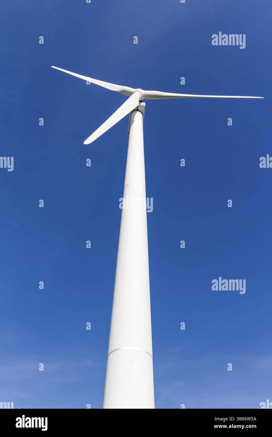 Windkraftanlage mit blauem Himmel - erneuerbare Energien Stockfoto
