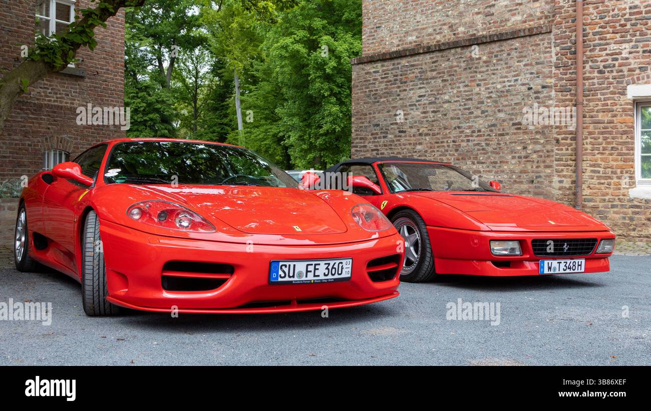 Kerpen Historie, Motorsport, Graeflich Berghe von Trips sche Sportstiftung zu Burg Hemmersbach Praesentation des legendaeren Trips-Ferrari 246SP auf Schloss Loersfeld in Kerpen, Nordrhein-Westfalen, Deutschland, 04.05.2025 Ferrari 360 Modena Links und Ferrari 348 Spider rechts Historie, Graeflich Berghe von Trips Sportstiftung zu Burg Hemmersbach Praesentation des 246 04.05.2025 Stockfoto