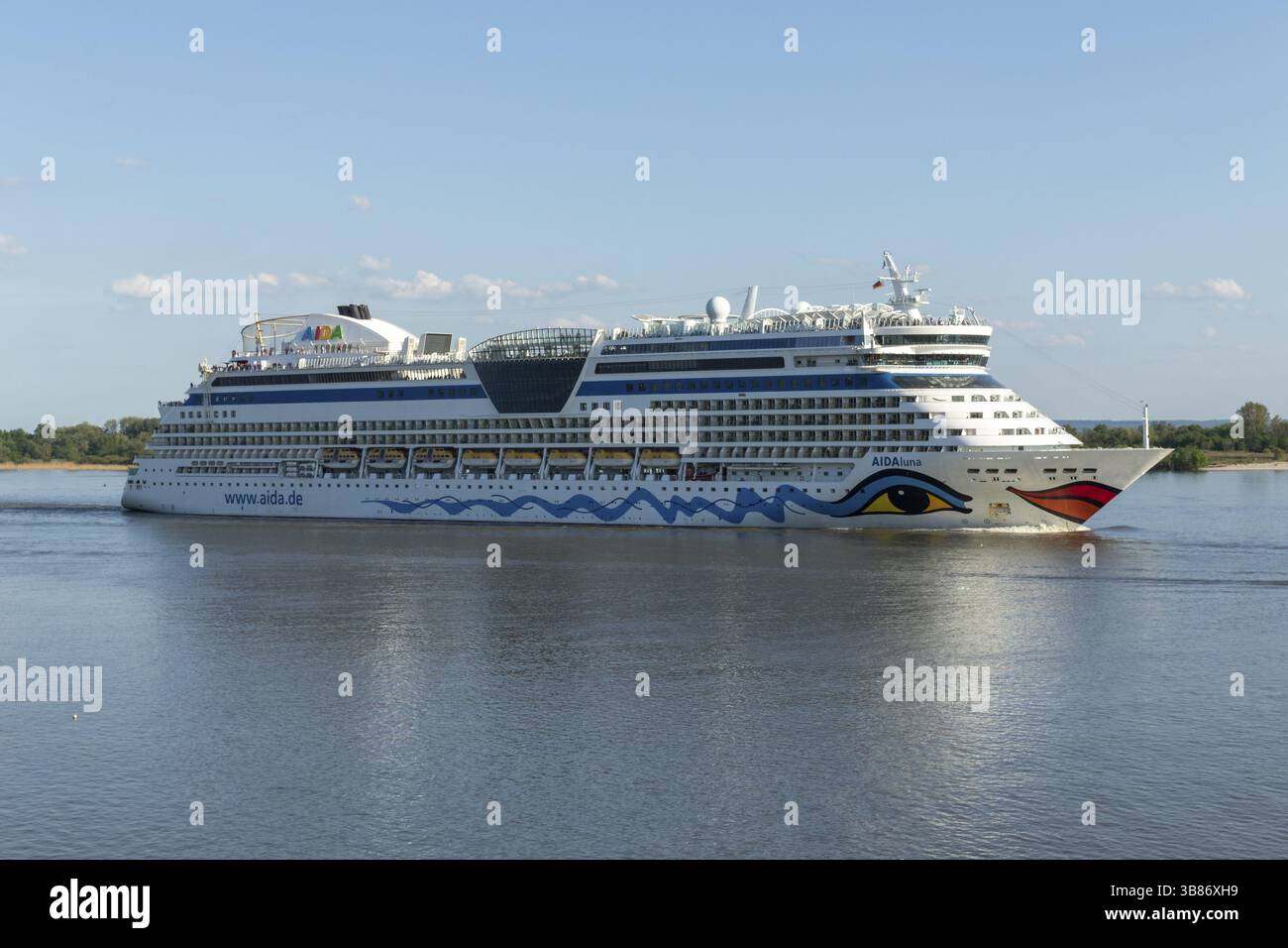 Sommerwetter im Mai, Kreuzfahrtschiff AIDAluna des Reiseveranstalters AIDA in der Abendsonne auf der Elbe, Hamburg, Deutschland, Europa Stockfoto