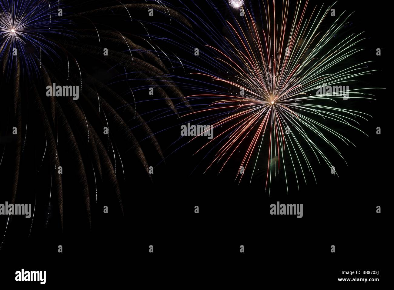 Wunderschönes buntes Feuerwerk am schwarzen Himmel Stockfoto