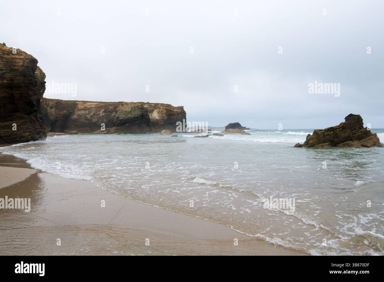 Der Strand von Cathedrals ist der Name, den die Tourismusbranche dem Strand des Heiligen Wassers gibt. Der Strand befindet sich in der Gemeinde Ribadeo, ca. zehn Ki Stockfoto
