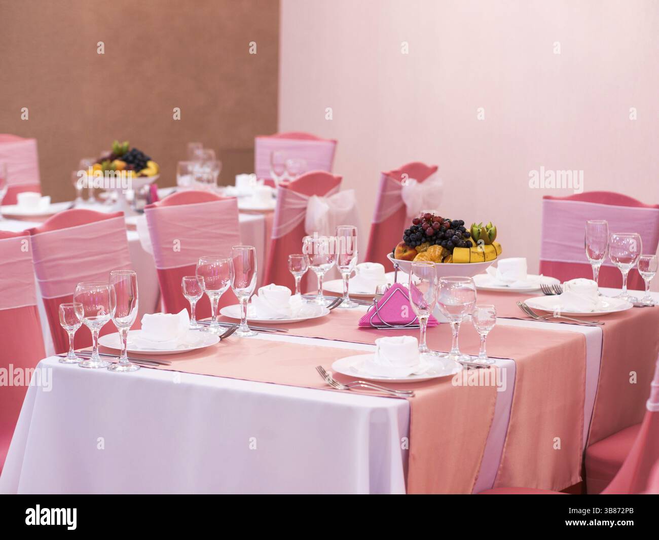Schönen Abendessen Hochzeitstisch einrichten, im Sommer im Freien Stockfoto