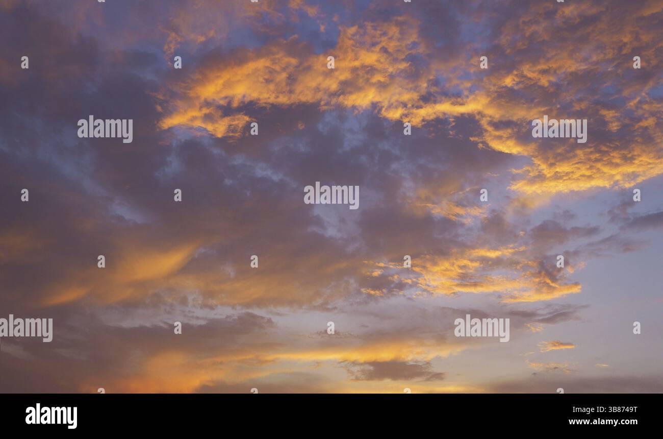 Dramatische lila Himmel und Orange Grau bewölkt bei Sonnenuntergang für Hintergrund Stockfoto