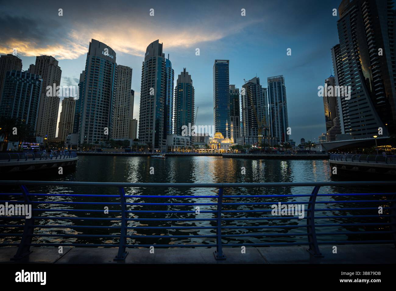 Lichter und Himmel spiegeln sich nachts im Wasser des Hafens von Dubai Stockfoto