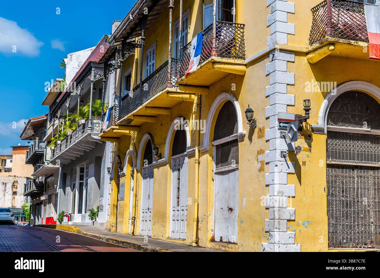 Am frühen Morgen im Frühling hatte man einen Blick auf eine ruhige Seitenstraße in der alten Panama-Stadt Stockfoto