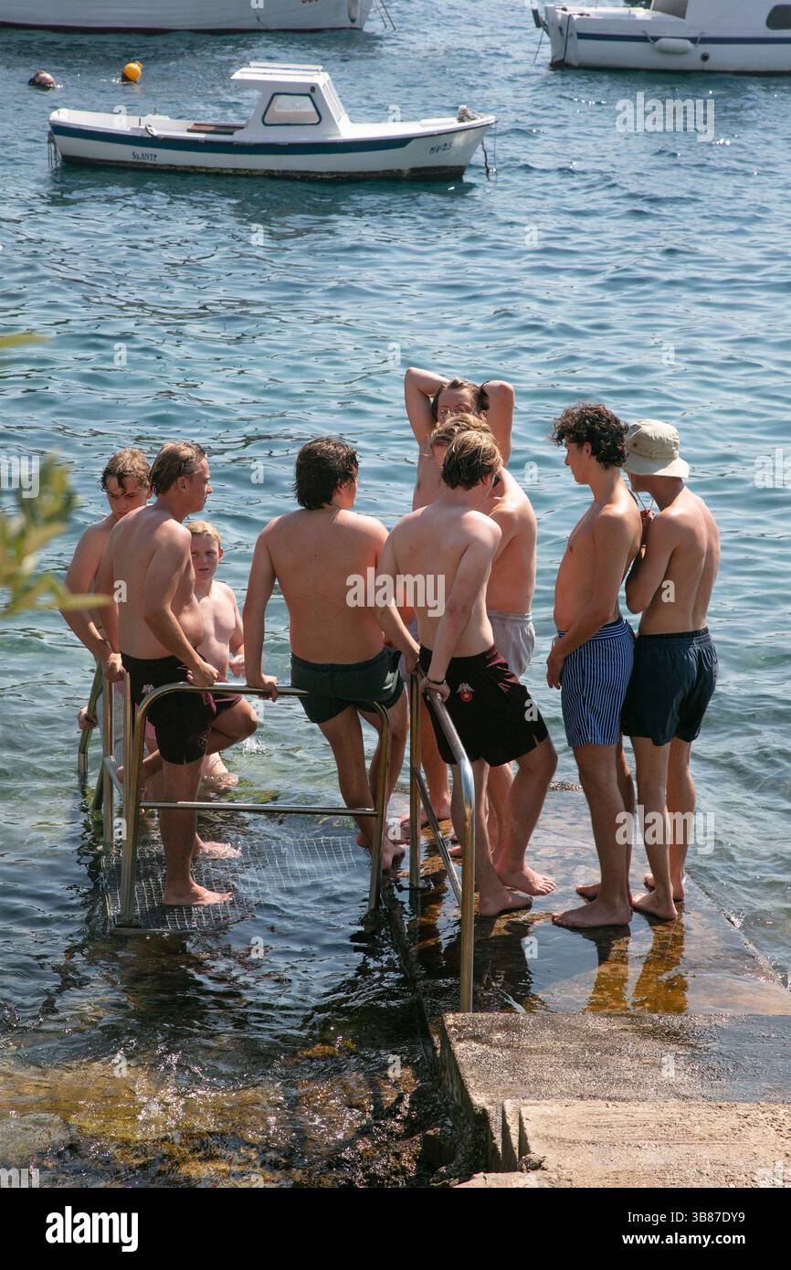 15. August 2023, Hvar, New York, Kroatien: Teenager in Hvar, Kroatien, genießen das Wasser (Foto: © Darcy Rogers/ZUMA Press Wire) Stockfoto