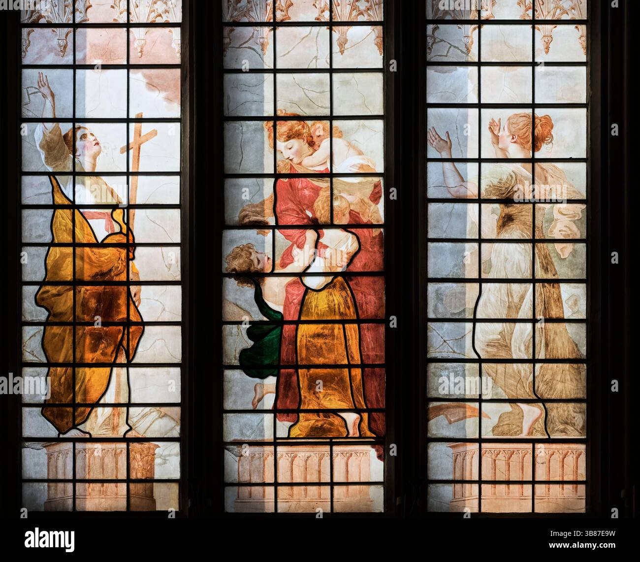 Westliches Buntglasfenster, entworfen von Joshua Reynolds, zeigt Glauben, Liebe und Hoffnung in der Vorkapelle des New (Saint Mary) College, Universität Stockfoto