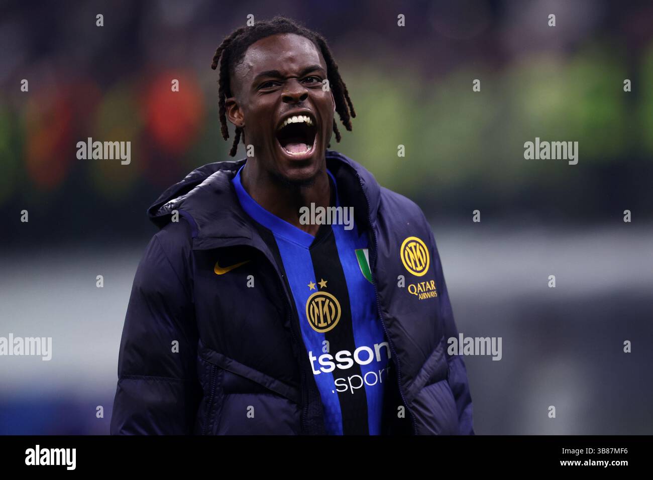 Mailand, Italien. Mai 2025. Yann Aurel Bisseck vom FC Internazionale feiert am 6. Mai 2024/25 im Stadio Giuseppe Meazza (San Siro) 2025 in Mailand das Halbfinalspiel des FC Internazionale gegen den FC Barcelona. Quelle: Marco Canoniero/Alamy Live News Stockfoto