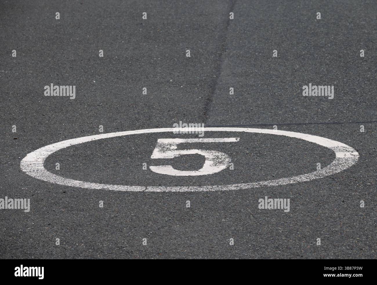 Schild mit Geschwindigkeitsbegrenzung (5 MPH), Parkplatz am Flughafen Birmingham, Großbritannien Stockfoto