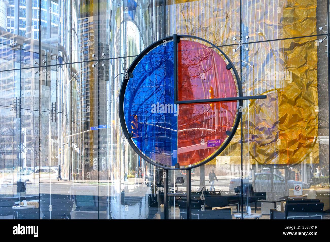 Glas- und Metallkunstinstallation vor dem 10 Yorker Wolkenkratzer im Stadtzentrum. Stockfoto