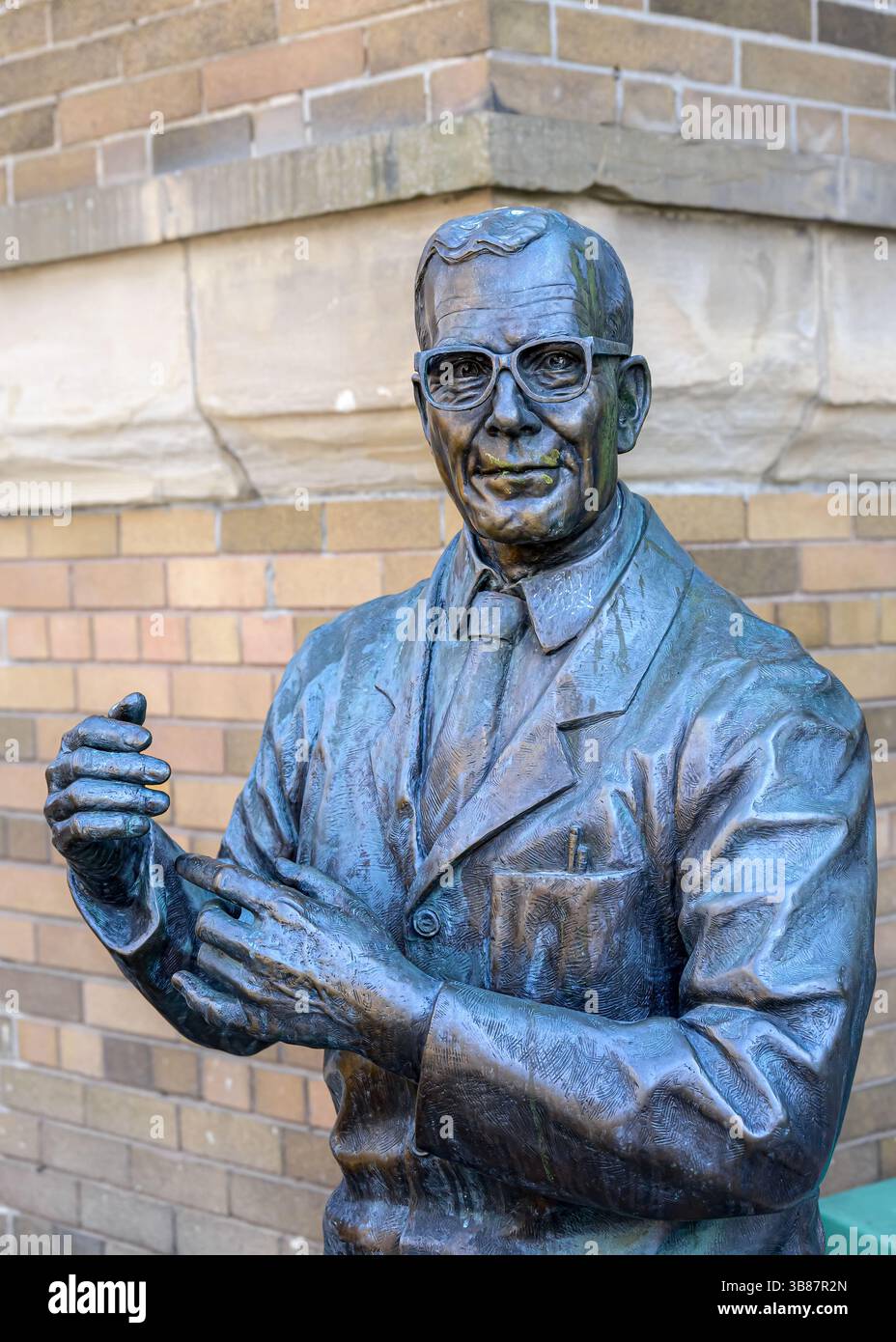 Statue von Dr. Ernest McCulloch vor dem Mars-Zentrum, in der er als einer der Pioniere bei der Entdeckung von Stammzellen ehrt. Stockfoto