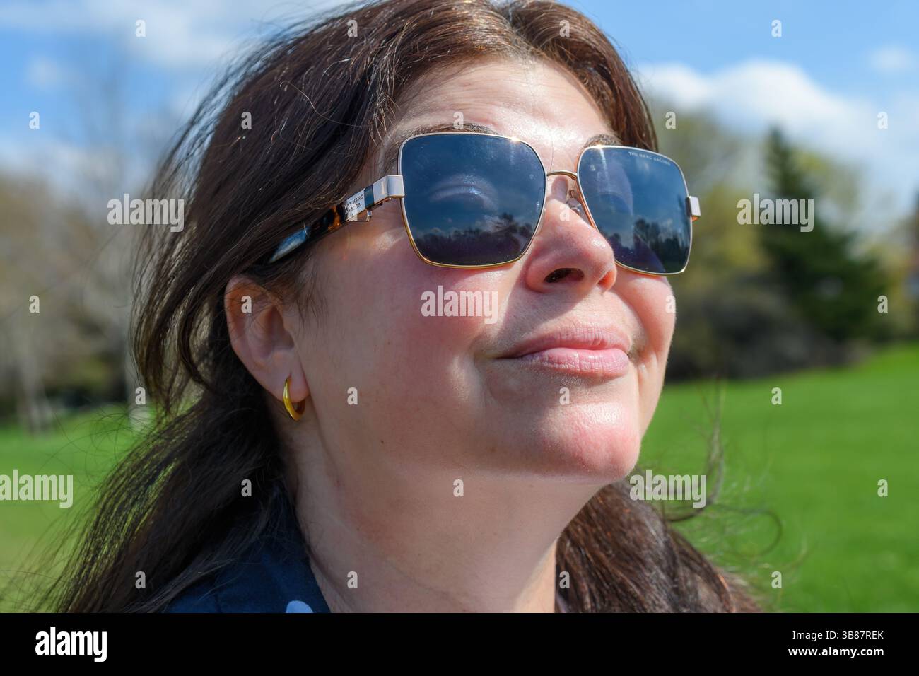 Kopfaufnahme einer Frau mittleren Alters in einem öffentlichen Park. Stockfoto