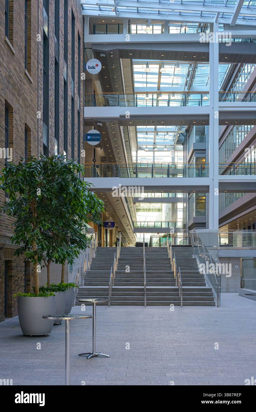 Innenansicht des Mars Centre Atrium, das sechs Innovationszentren im Discovery District verbindet. Stockfoto