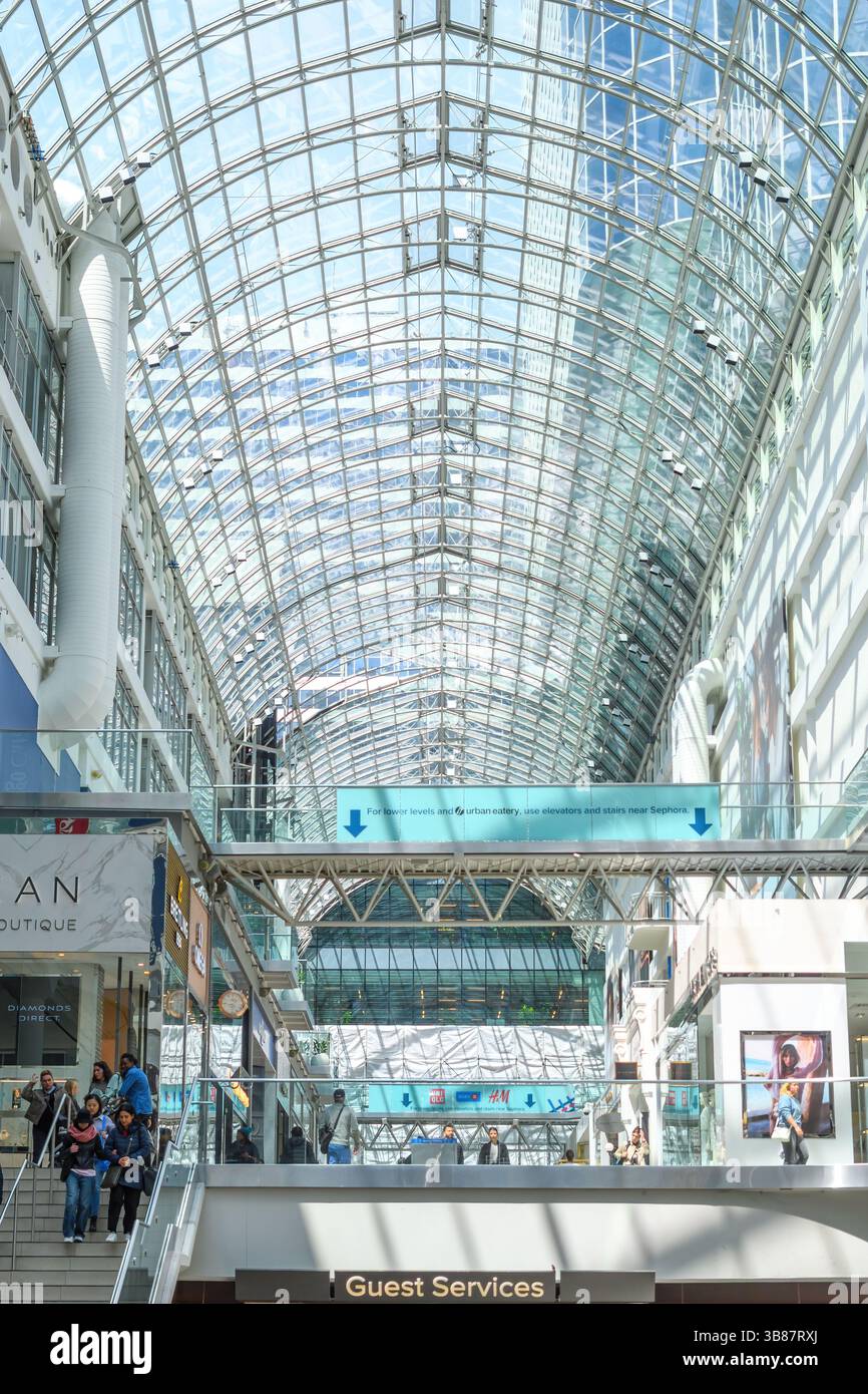 Menschen im Einkaufszentrum Eaton Centre, einem bekannten Wahrzeichen der Stadt. Stockfoto