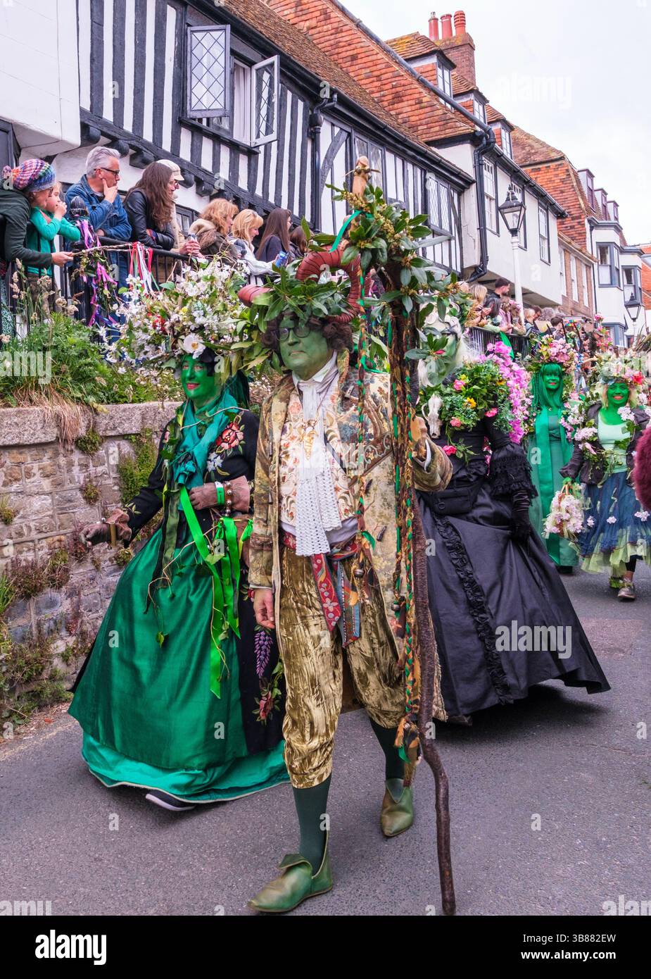 Hastings, East Sussex, 5. Mai 2025. Traditionelle Jack-in-the-Green Parade, Mai-Feiertage, jährliche Veranstaltung. Stockfoto