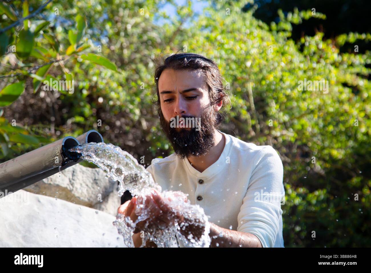 7. Oktober 2023 – Lake Arrowhead, Kalifornien, USA – der Aktivist Bridger Zadina macht ein eindrucksvolles Bild, das den Fluss des Quellwassers aus der BlueTriton-Pfeife im San Bernardino National Forest enthüllt. Dieses Wasser dient einem wichtigen Zweck, da das Unternehmen verpflichtet ist, eine bestimmte Menge freizusetzen, um die Tierwelt in der Region zu unterstützen. Allerdings wurde eine kürzlich durchgeführte Studie eingeleitet, um eine abgelaufene Sondergenehmigung zu untersuchen, die der Arrowhead Water Flaschenfirma die Erlaubnis einräumt, ganzjährig Quellwasser aus Strawberry Creek innerhalb des Waldes zu sammeln. Dieses Wasser wird durch stabile Stahlrohre transportiert Stockfoto