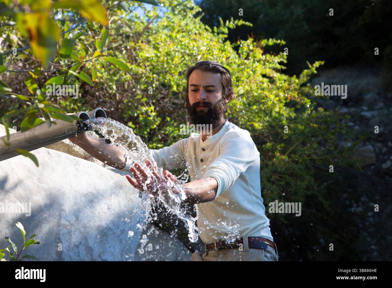 7. Oktober 2023 – Lake Arrowhead, Kalifornien, USA – der Aktivist Bridger Zadina macht ein eindrucksvolles Bild, das den Fluss des Quellwassers aus der BlueTriton-Pfeife im San Bernardino National Forest enthüllt. Dieses Wasser dient einem wichtigen Zweck, da das Unternehmen verpflichtet ist, eine bestimmte Menge freizusetzen, um die Tierwelt in der Region zu unterstützen. Allerdings wurde eine kürzlich durchgeführte Studie eingeleitet, um eine abgelaufene Sondergenehmigung zu untersuchen, die der Arrowhead Water Flaschenfirma die Erlaubnis einräumt, ganzjährig Quellwasser aus Strawberry Creek innerhalb des Waldes zu sammeln. Dieses Wasser wird durch stabile Stahlrohre transportiert Stockfoto